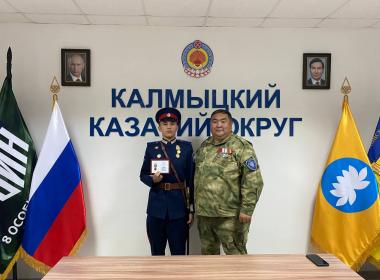 Чимид Джангаев вручил медали участникам Парада Победы - 2025