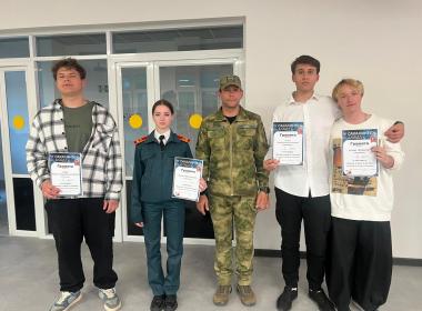 Инструктор филиала Центра «ВОИН» принял участие в смотре строя и песни, посвящённом Дню Пионерии