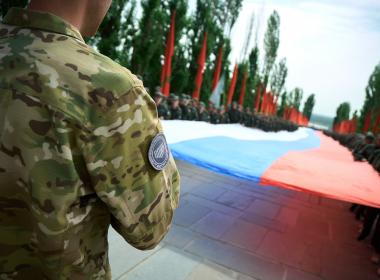 Стометровый флаг России развернули на Мамаевом кургане курсанты Центра «ВОИН»