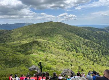 День России на высоте: курсанты Центра «ВОИН» покорили гору Российская