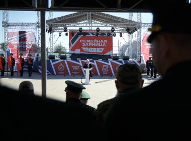 Дмитрий Шевченко встретился с семьей Абдуллиных, представляющих Центр «ВОИН» в финале «Семейной зарницы»