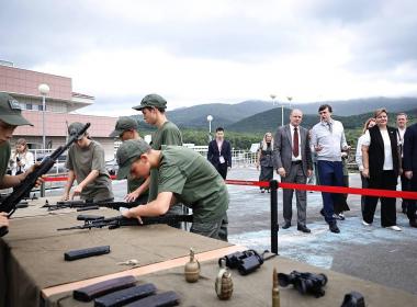 Министр просвещения России Сергей Кравцов и директор Центра «ВОИН» Дмитрий Шевченко встретились с курсантами ВДЦ «Океан»