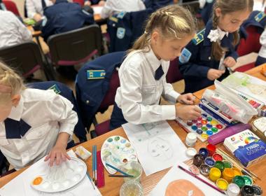 «Портрет героя»: кадеты нарисовали портрет инструктора Центра «ВОИН», участника СВО