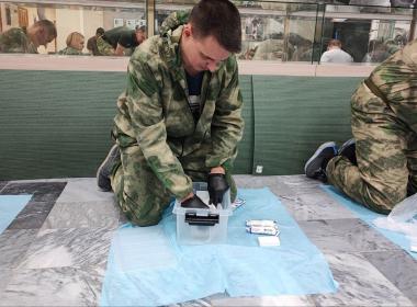 Инструкторы Центра «ВОИН» учат сотрудников министерств Свердловской области спасать людей с осколочными ранениями