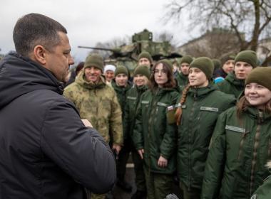 Губернатор Псковской области вместе с курсантами Центра «ВОИН» посетил выставку трофейной техники