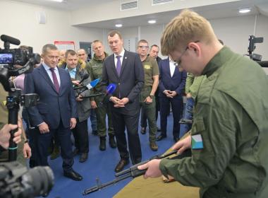 Юрий Трутнев вручил сертификаты курсантам хабаровского Центра «ВОИН»