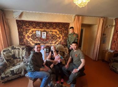 Инструкторы и курсанты Центра «ВОИН» поздравили ветеранов в преддверии Дня Победы