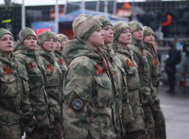 Телеканал «Звезда» показал, как курсанты Центра «ВОИН» прошли парадным строем по центральному проспекту Мурманска